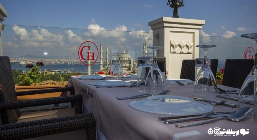 رستوران تراس با چشم انداز زیبایی از شهر